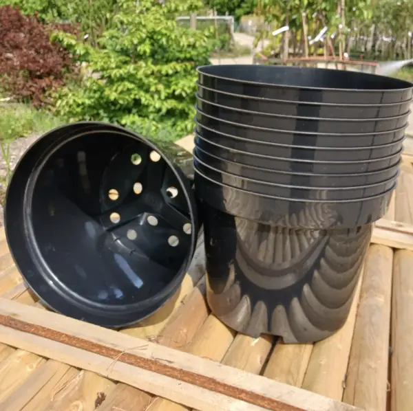 10 Litre Pots, durable plastic planting containers suitable for a variety of gardening applications, ideal for use in UK gardens.