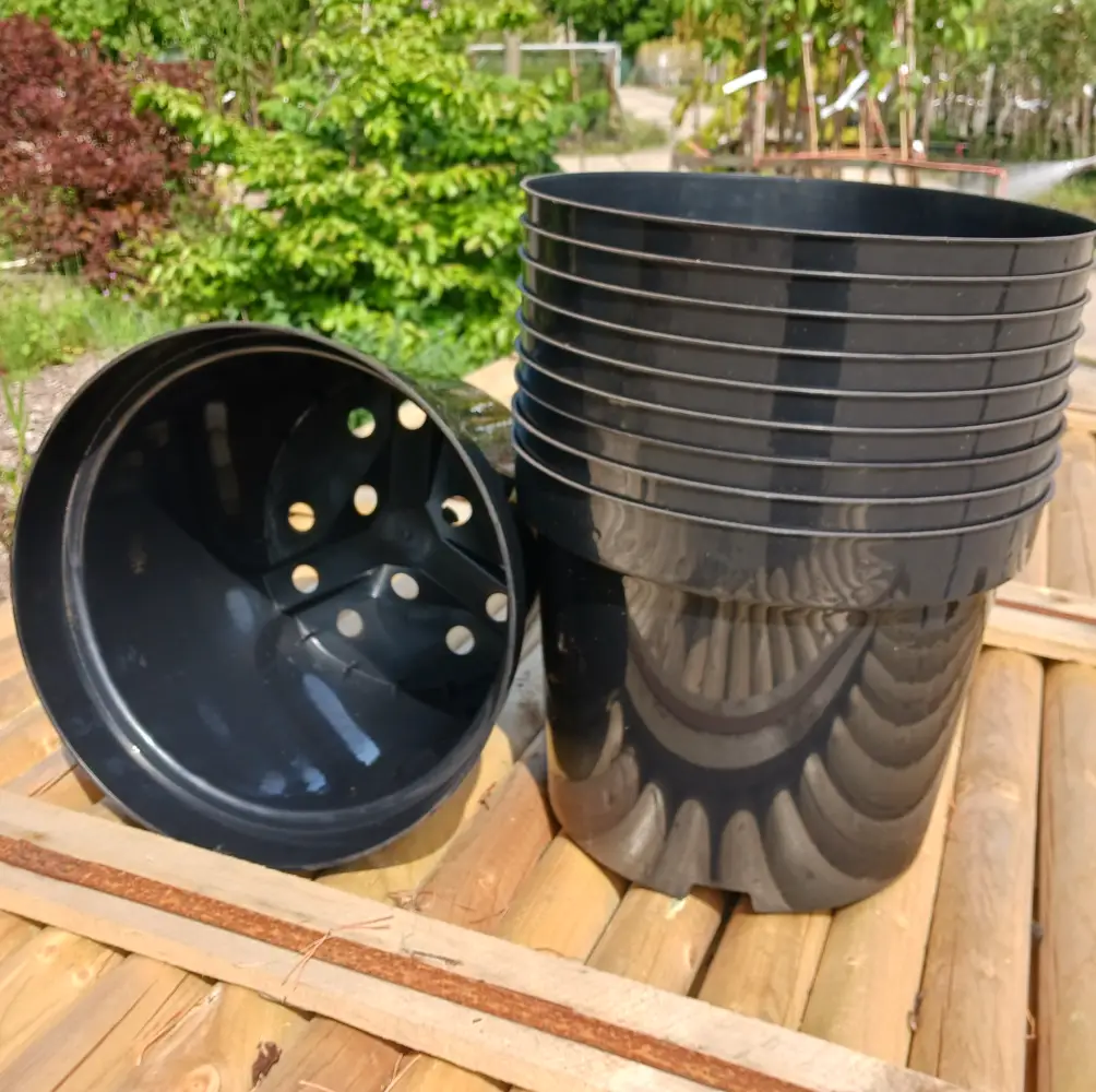 10 Litre Pots, durable plastic planting containers suitable for a variety of gardening applications, ideal for use in UK gardens.